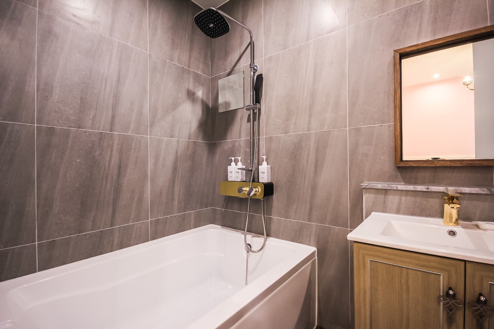 deluxe double room, non smoking, bathtub | bathroom | free toiletries, hair dryer, dressing gowns, slippers