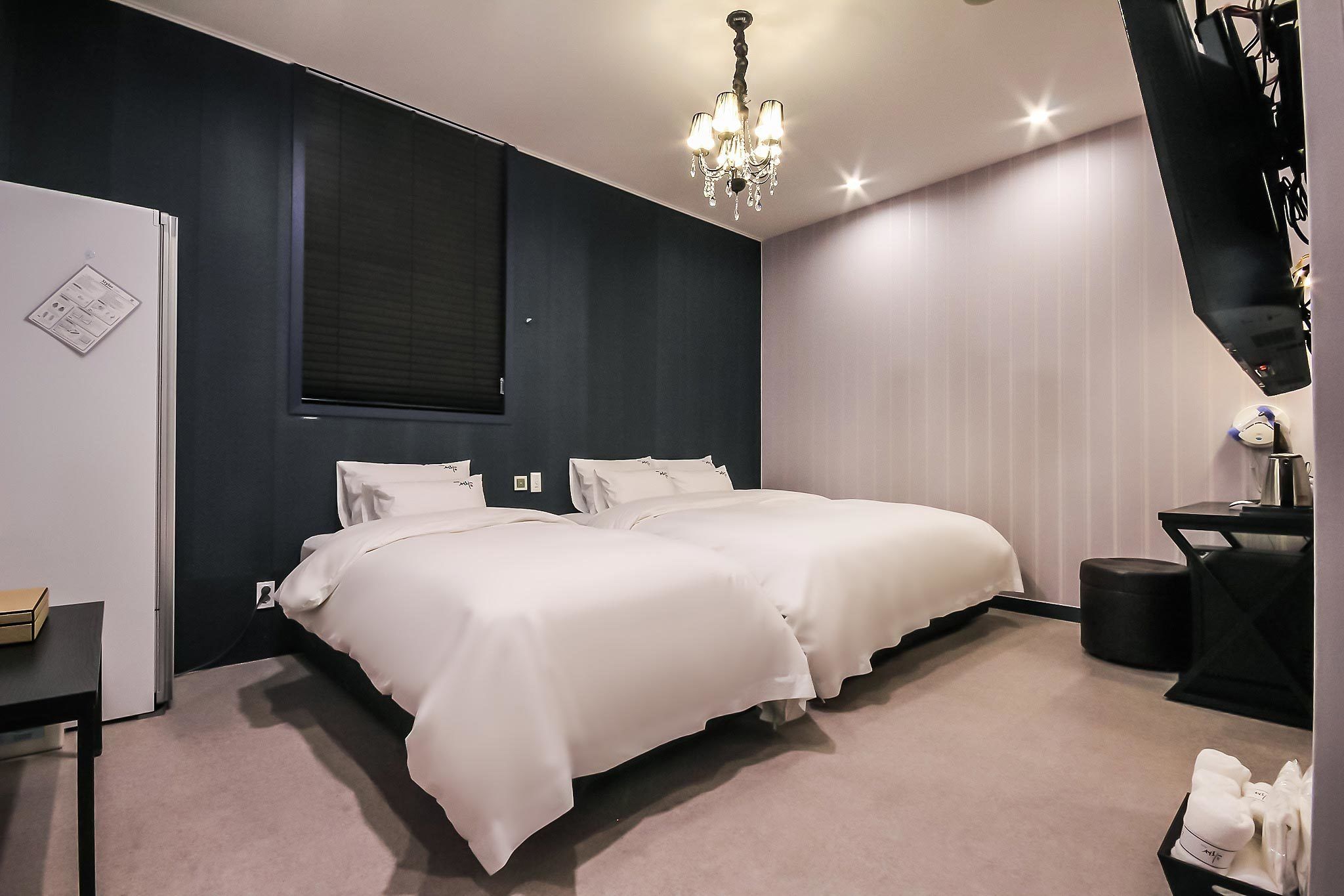 deluxe twin room | minibar, desk, blackout curtains, soundproofing