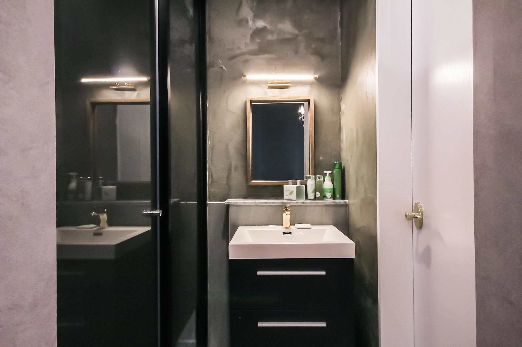 deluxe twin room | bathroom sink