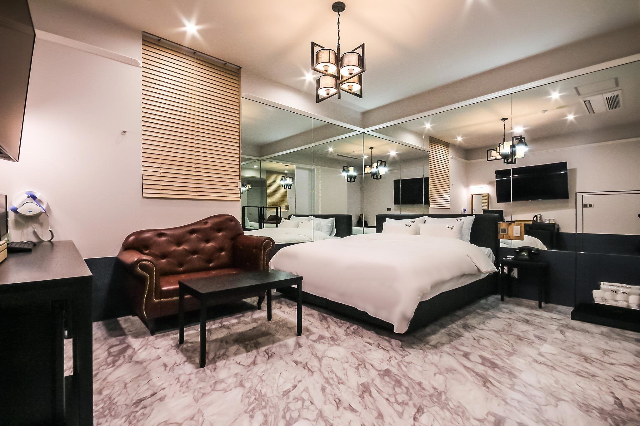 premium double room, bathtub (luxury) | minibar, desk, blackout curtains, soundproofing