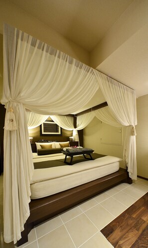 A four-poster canopy bed with a headboard, bedside tables, and a nightstand. - Ikebukuro Retro Hotel (Tokyo)