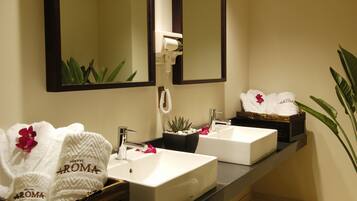 Badkar och dusch, djupt badkar, gratis toalettartiklar och hårtork