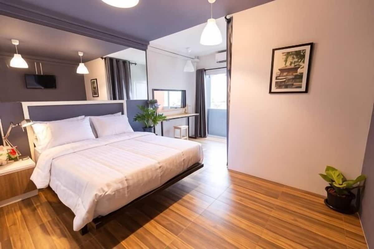 Escritorio, cortinas blackout, insonorización y wifi gratis