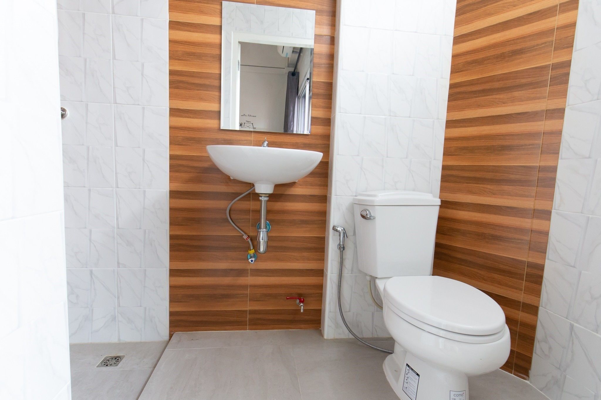 standard double room | bathroom | shower, free toiletries, hair dryer, slippers