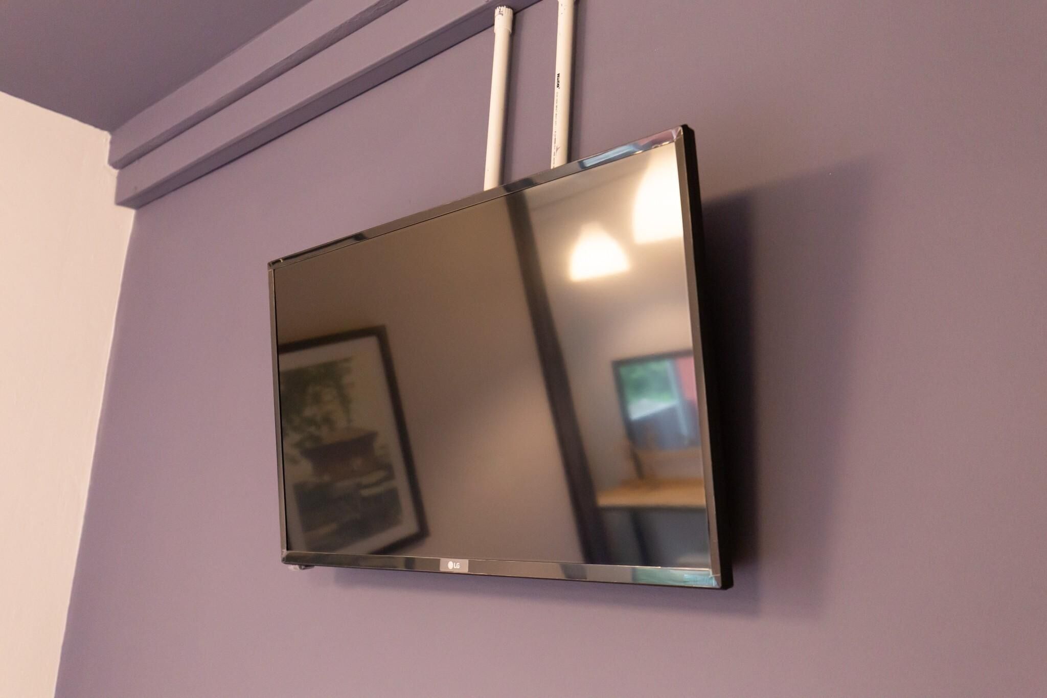 1 bedroom, desk, blackout curtains, soundproofing