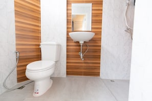 A modern bathroom with a toilet, a sink, and a shower. - Mango 10 House (Bangkok)