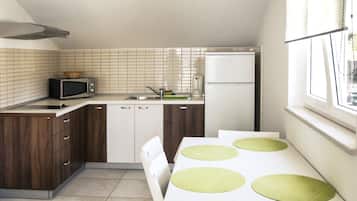 Apartemen Deluks, pemandangan laut terbatas | Dapur pribadi | Lemari es besar, microwave, kompor, dan mesin pencuci piring