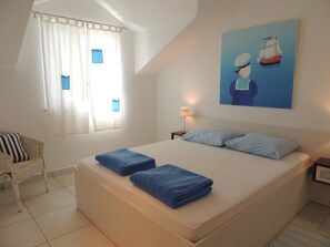 Desk, soundproofing, iron/ironing board, free cribs/infant beds - Apartments SVI-MI (Gradac)