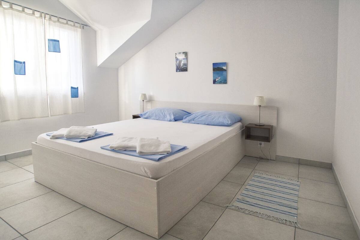 Apartamento premium, vista parcial para o mar | Escrivaninha, quartos à prova de som, ferros/tábuas de passar roupa