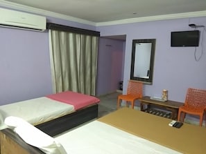 In-room safe, blackout curtains, free WiFi, bed sheets