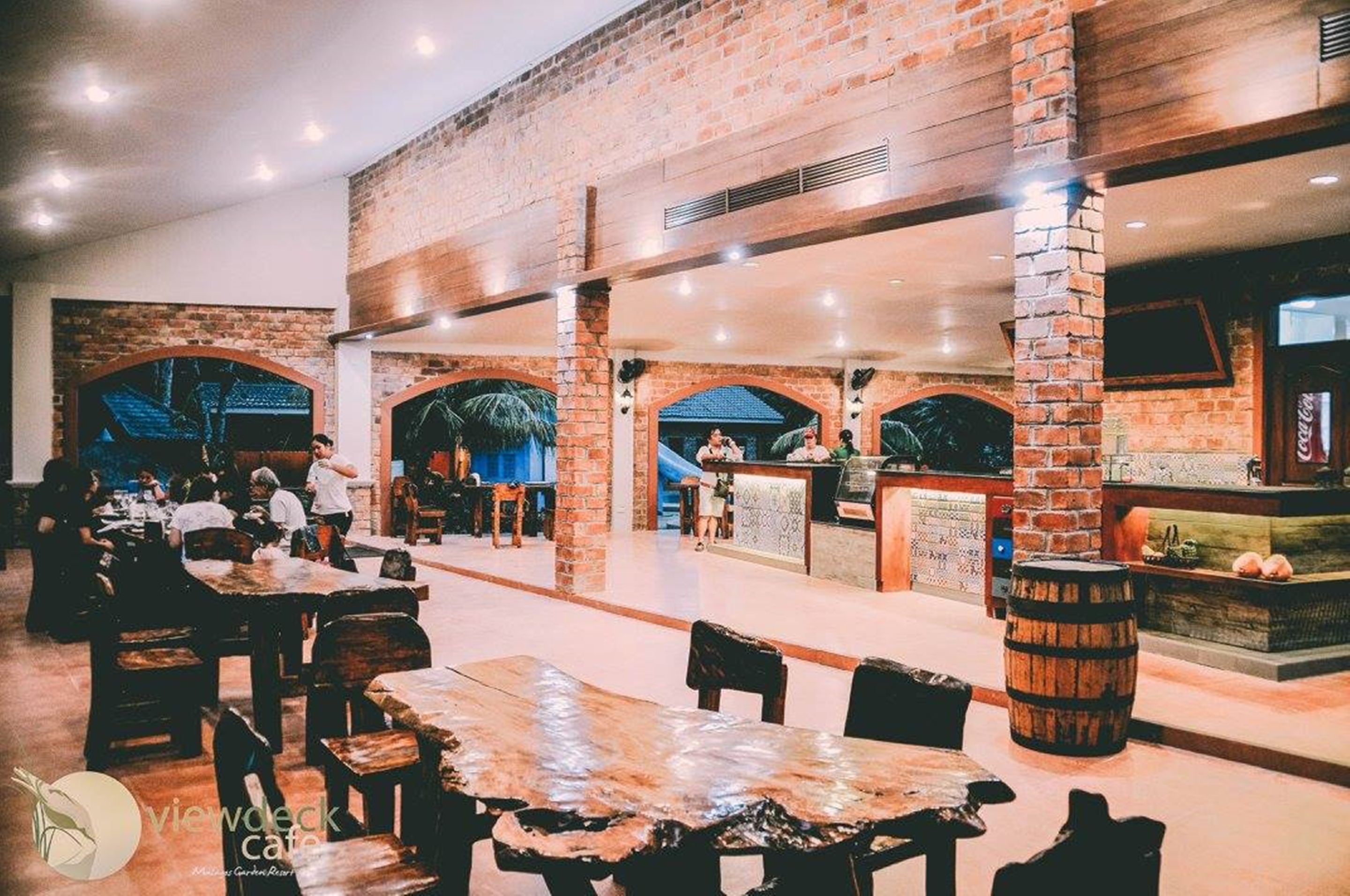 Se sirven desayunos, almuerzos y cenas; con vista a la piscina