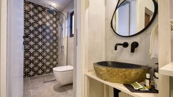 Ducha, secador de pelo, batas, toallas