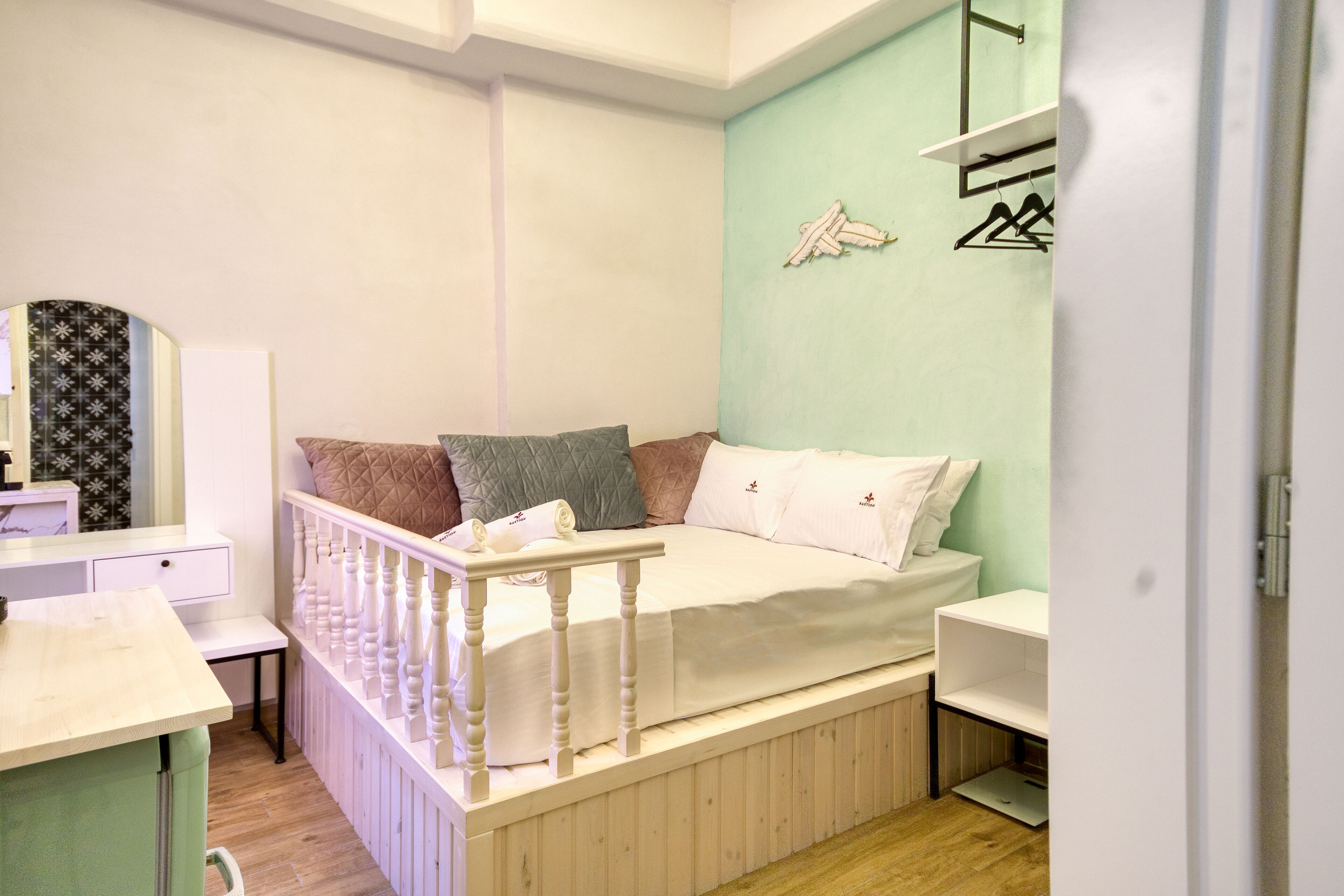 Un dormitorio con cama, escritorio, silla y armario.
