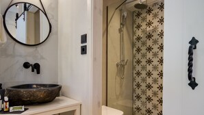 Buồng tắm vòi sen, máy sấy tóc, áo choàng tắm, khăn tắm 
