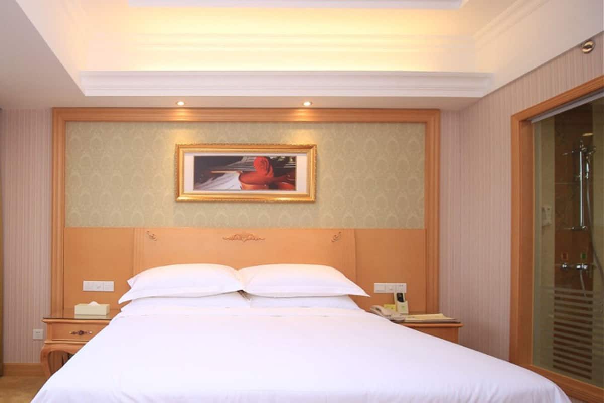 Escritorio, cortinas blackout, wifi gratis y ropa de cama