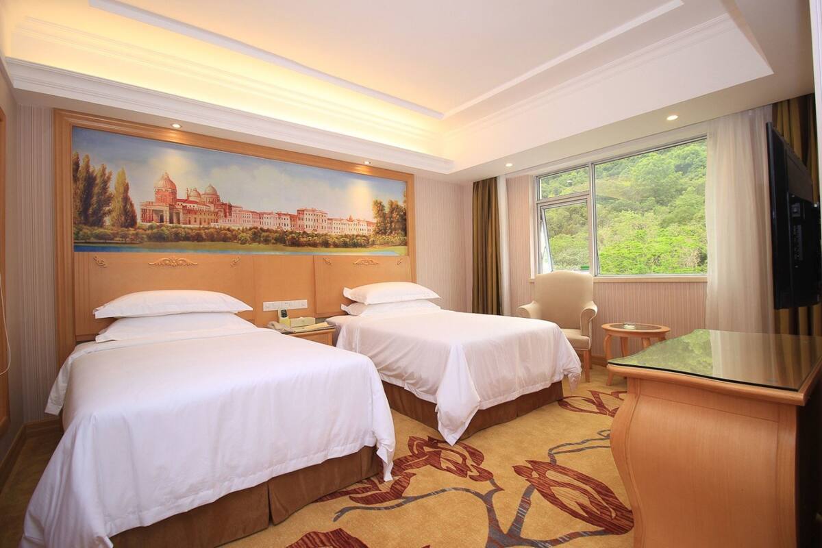 Escritorio, cortinas blackout, wifi gratis y ropa de cama