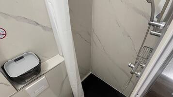 Habitación doble | Baño | Toallas y papel higiénico