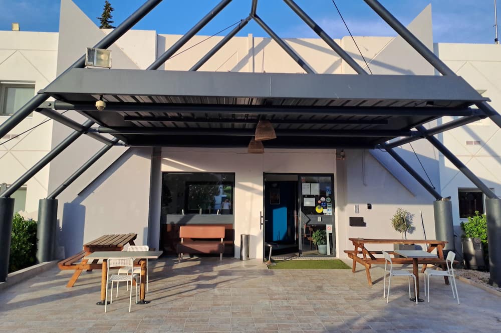 Hotel Thania