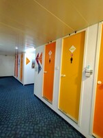 Chambre Triple, salle de bains commune | Salle de bain | Serviettes fournies, papier toilette