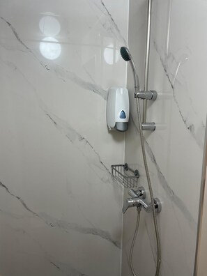 Double Room | Bathroom | Towels, toilet paper - Hotel Thania (Frontignan)