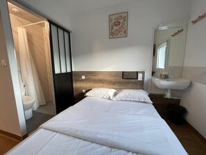 Double Room | 5 bedrooms, laptop workspace, soundproofing, free WiFi - Hotel Thania (Frontignan)