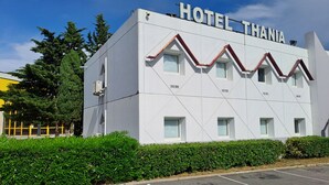 A modern hotel building with a sign reading "HOTEL THANIA". - Hotel Thania (Frontignan)