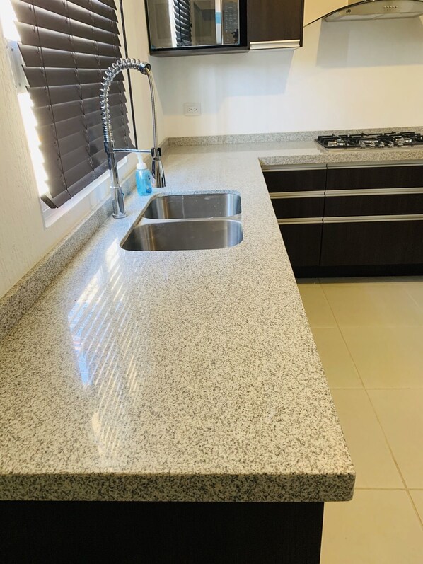 Microwave, cookware/dishes/utensils