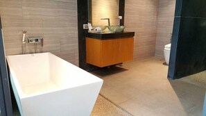 Douche, sèche-cheveux, bidet, serviettes fournies