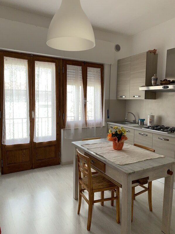 ثلاجة، ميكروويف، فرن، موقد طهي مسطح