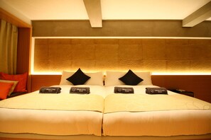 A double bed with a headboard, two pillows, and a blanket. - Sakura Cross Hotel Ueno Okachimachi (Tokyo)
