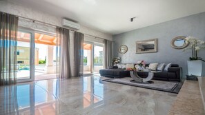 Living area - Villa Mabuhay (Marcana)