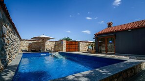 Outdoor pool - Villa Lucia (Marcana)