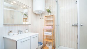 Villa, Private Pool | Bathroom | Combined shower/bathtub, hair dryer, bidet, towels - Villa Casa Manera (Marcana)