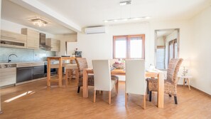 Villa - privat pool | Eget kök | Stort kylskÄp, mikrovÄgsugn, ugn och spishÀll