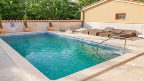 2 piscine all'aperto, ombrelloni da piscina, lettini