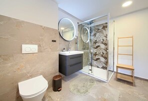 Bathtub, jetted tub, towels, toilet paper