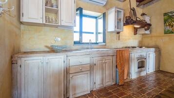 Villa - privat pool | Privat køkken | Køleskab, ovn, kogeplade, køkkentøj/tallerkener/redskaber