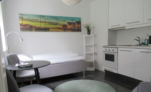 Studio | Oppholdsområde | En 42-tommers Flatskjerm-TV med Parabol-TV samt TV