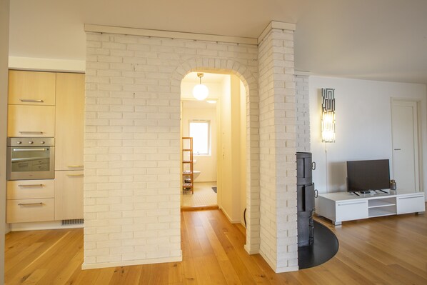 アパートメント | リビング エリア | 42 インチの薄型テレビ (衛星放送視聴可)、テレビ