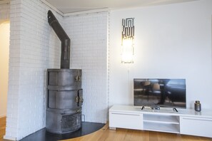 アパートメント | リビング エリア | 42 インチの薄型テレビ (衛星放送視聴可)、テレビ