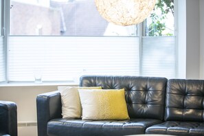 アパートメント | リビング エリア | 42 インチの薄型テレビ (衛星放送視聴可)、テレビ