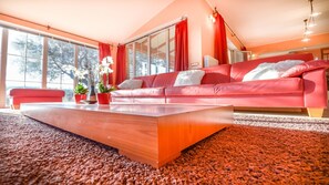 Villa, eigener Pool | Wohnbereich | Flachbildfernseher