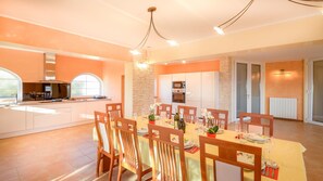 Villa, piscina privada | Servicio de comidas en la habitación