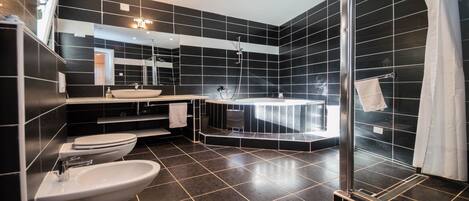 Traditional-Haus, am Strand | Badezimmer