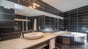Traditional-Haus, am Strand | Badezimmer | Badewanne und Dusche (separat), Haartrockner, Bidet, Handtücher