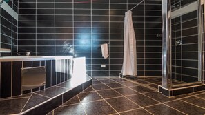 Traditional-Haus, am Strand | Badezimmer | Badewanne und Dusche (separat), Haartrockner, Bidet, Handtücher