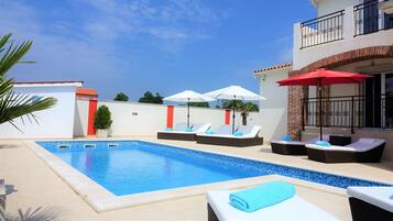 Außenpool, Sonnenschirme, Liegestühle