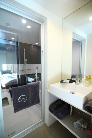 Executive Family Suite | Bathroom | Free toiletries, hair dryer, slippers, electronic bidet - Sakura Cross Hotel Tokyo Kayabacho (Tokyo)