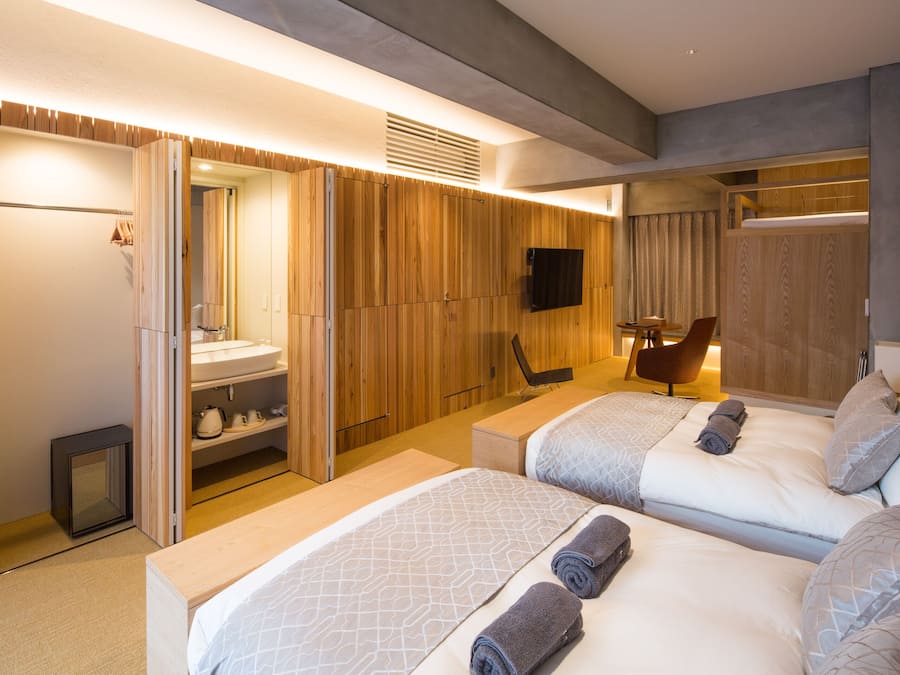 Escritorio, cortinas blackout, wifi gratis y ropa de cama