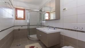 Villa, Private Pool | Bathroom | Shower, towels, soap, shampoo - Villa Mare (Medulin)
